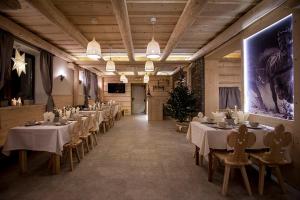 TV a/nebo společenská místnost v ubytování Willa Litworówka III Wellness&SPA