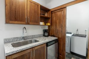 Кухня или мини-кухня в Angels Sol Villa Hermosa 2b2b European Villa
