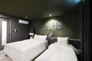 Pyeongtaek Moon Hotel客房内的一张或多张床位