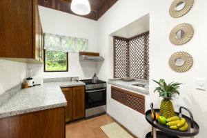 Кухня или мини-кухня в Angels Sol Villa Hermosa 2b2b European Villa
