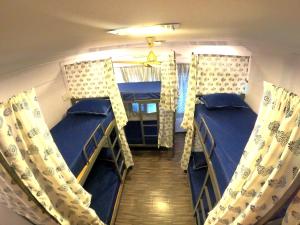 Una cama o camas en una habitación de Nomadic Hostel