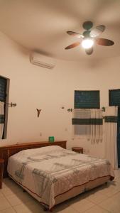 a bedroom with a bed and a ceiling fan at Casa Paraíso Maya Bacalar in Bacalar
