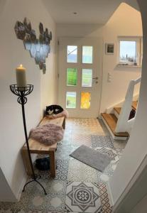 une pièce avec un escalier avec un chat assis sur une chaise dans l'établissement Mosel Urlaub Stabenhof - Whirlpool, Natur und Grill, à Brodenbach 60 autres photos
