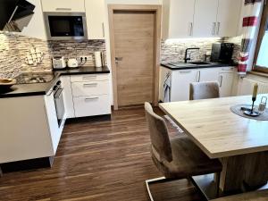 Kuchyň nebo kuchyňský kout v ubytování Apartments Fasl
