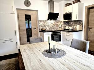 Kuchyň nebo kuchyňský kout v ubytování Apartments Fasl
