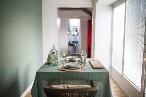 a table with a green table cloth and two chairs at Casa Giacomo in Arona