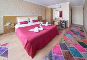 Ένα ή περισσότερα κρεβάτια σε δωμάτιο στο Grand Zentrum Hotel