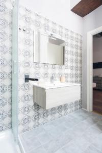 łazienka z umywalką i lustrem w obiekcie Velato Carafa Palace By Dimorra w mieście Neapol +35 zdjęć