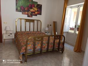 1 dormitorio con cama con edredón en Fico D'India, en Trapani