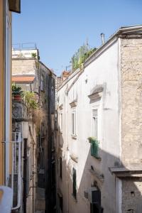 alejka pomiędzy dwoma budynkami w mieście w obiekcie Velato Carafa Palace By Dimorra w mieście Neapol