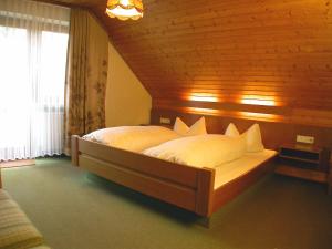 En eller flere senger på et rom på Hotel Krone