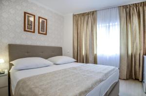 科隆Stylisch und Schick, neue Wohnung, U-Bahn 2 Minuten的一间卧室，配有一张大床和一扇窗户。