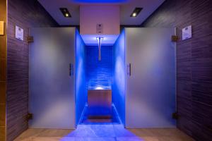 a hallway with a blue door with a sink at Hotel Metropole in Santa Margherita Ligure