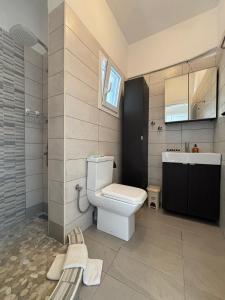 A bathroom at Sea View Maison