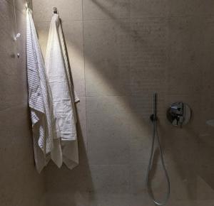 ノーチにあるLa casetta di Giòのバスルーム(シャワー、白いタオル付) +10枚の写真