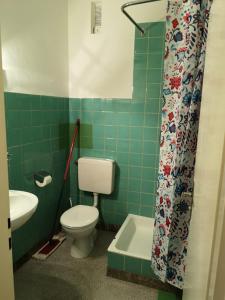 Ένα μπάνιο στο Daimler near Business or Family Apartment fully furnished