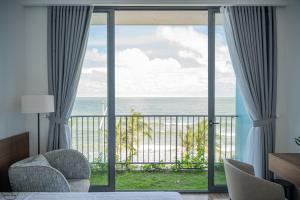 a hotel room with a view of the ocean at AnAn Villa - Hải Tiến in Nam Khê