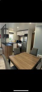 Η κουζίνα ή μικρή κουζίνα στο Mobilhome neuf La Dolce Vita
