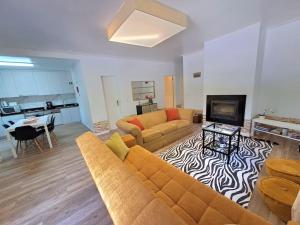 ein großes Wohnzimmer mit Couch und Tisch in der Unterkunft The Mountain House experience in Rio Caldo