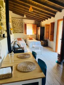 a room with a dining table and a living room at La Casa de Cadia I in El Real de San Vicente