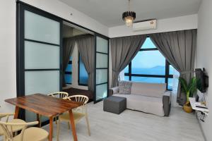 Posezení v ubytování Jesselton Quay Seaview Homestay near Suria Sabah by StayPlace