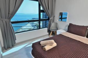 Postel nebo postele na pokoji v ubytování Jesselton Quay Seaview Homestay near Suria Sabah by StayPlace