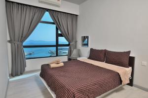 Postel nebo postele na pokoji v ubytování Jesselton Quay Seaview Homestay near Suria Sabah by StayPlace