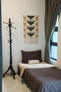 Postel nebo postele na pokoji v ubytování Jesselton Quay Seaview Homestay near Suria Sabah by StayPlace