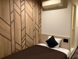 Postel nebo postele na pokoji v ubytování HOTEL LiVEMAX BUDGET Amagasaki