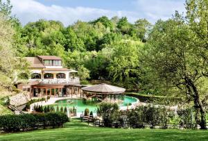 Bazén v ubytování Residence with swimming-pool and thermal pools in Sorano nebo v jeho okolí
