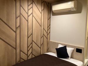 Postel nebo postele na pokoji v ubytování HOTEL LiVEMAX BUDGET Amagasaki