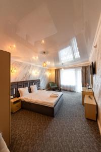 a bedroom with a large bed in a room at Resort EuroPark Fundata in Fundata