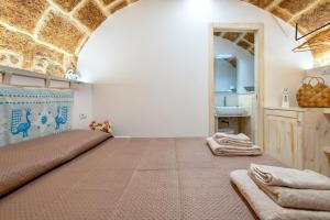 ein großes Schlafzimmer mit Bett und Waschbecken in der Unterkunft Deliloft in Alghero