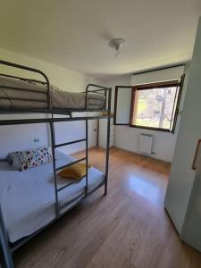 En eller flere senge i et værelse på Como Lake Green Oasis