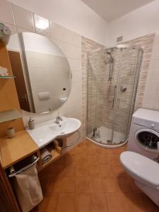 Et badeværelse på Como Lake Green Oasis