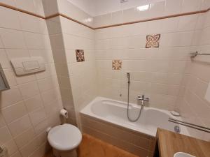 Et badeværelse på Como Lake Green Oasis + 34 billeder