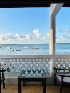 balcone con vista sull'oceano. di Shela Bahari a Shela Altre 30 foto
