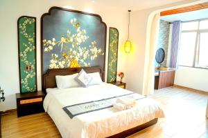 Ένα ή περισσότερα κρεβάτια σε δωμάτιο στο The Moon Town Homestay Hoian