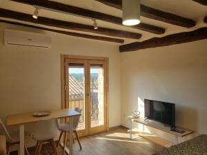 a living room with a tv and a table and a televisionictericter at Casa la Tia in Arnés