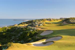 una vista aerea su un campo da golf con l'oceano di Golfers dream 300m to the beach a Dawesville