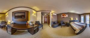 a hotel room with a bed and a desk in a room at Napraforgó Wellness Ház és Panzió in Pécs
