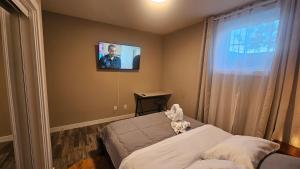 Fotografie z fotogalerie ubytování Luxury Basement Suite with 2 Bedrooms, 2 Queen Beds, Free Wi-Fi, and Free Parking v destinaci Calgary