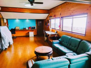 NahariにあるSuper Pilgrimage Inn Karyogo A Private Retreat Just for Youのソファとテーブルのあるリビングルーム