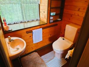 NahariにあるSuper Pilgrimage Inn Karyogo A Private Retreat Just for Youのトイレと洗面台のある小さなバスルーム +37枚の写真