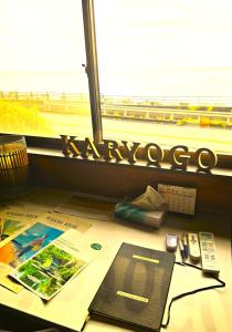 NahariにあるSuper Pilgrimage Inn Karyogo A Private Retreat Just for Youのデスク、海の景色を望む窓が備わります。