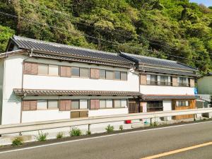 NahariにあるSuper Pilgrimage Inn Karyogo A Private Retreat Just for Youの道路脇白い建物
