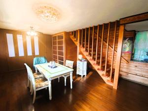 NahariにあるSuper Pilgrimage Inn Karyogo A Private Retreat Just for Youのダイニングルーム(テーブル、階段付)