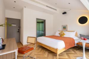 Suzhou Zhouzhuang Slowlife River View lnn客房内的一张或多张床位