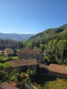 a view of a village with mountains in the background at En el corazón de Bagà, precioso pueblo medieval in Bagá