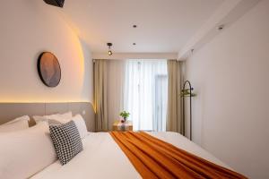 Suzhou Zhouzhuang Slowlife River View lnn客房内的一张或多张床位